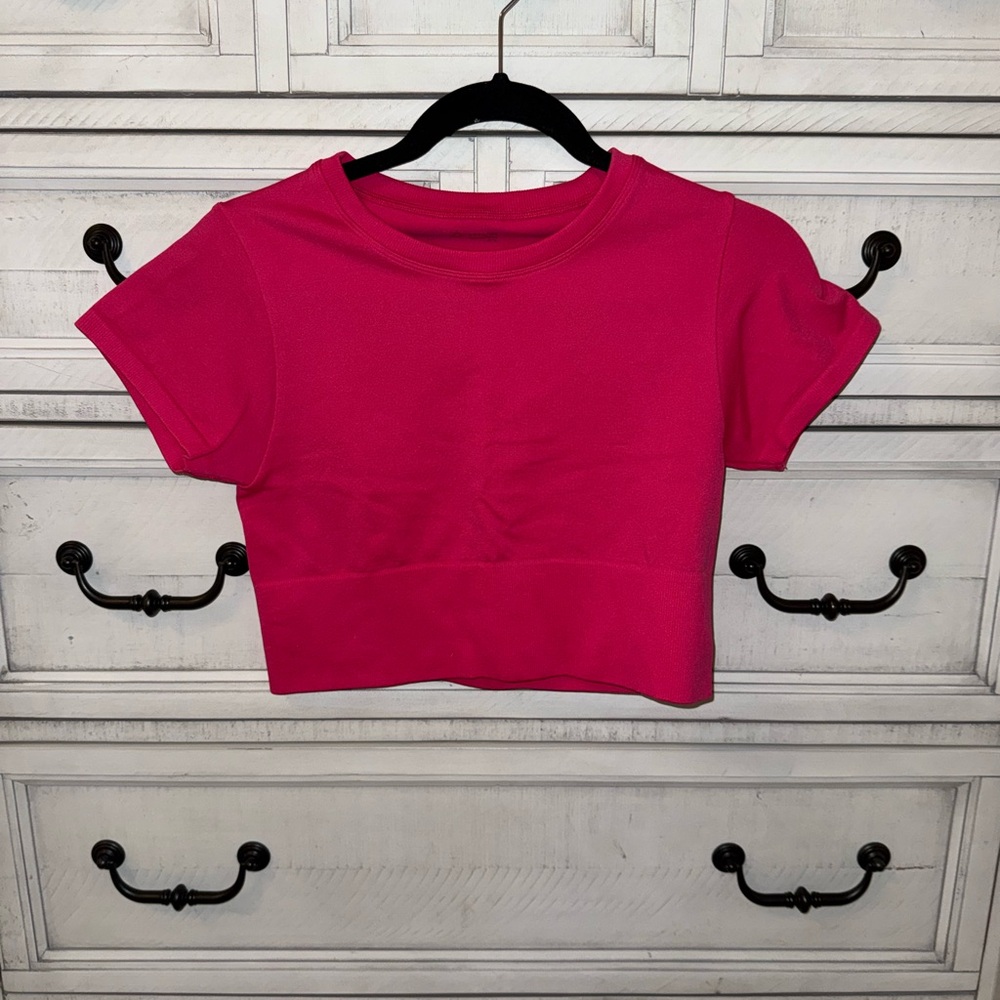 Offline by Aerie crew pink sidewalk seamless stretch fitted cropped top size M